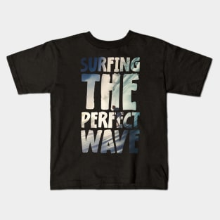 Surfing the perfect wave Kids T-Shirt